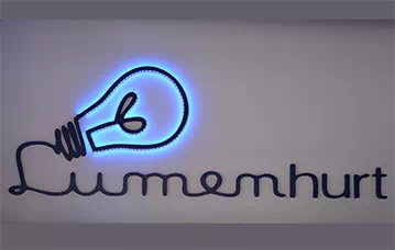 Logo Lumenhurt na ścianie